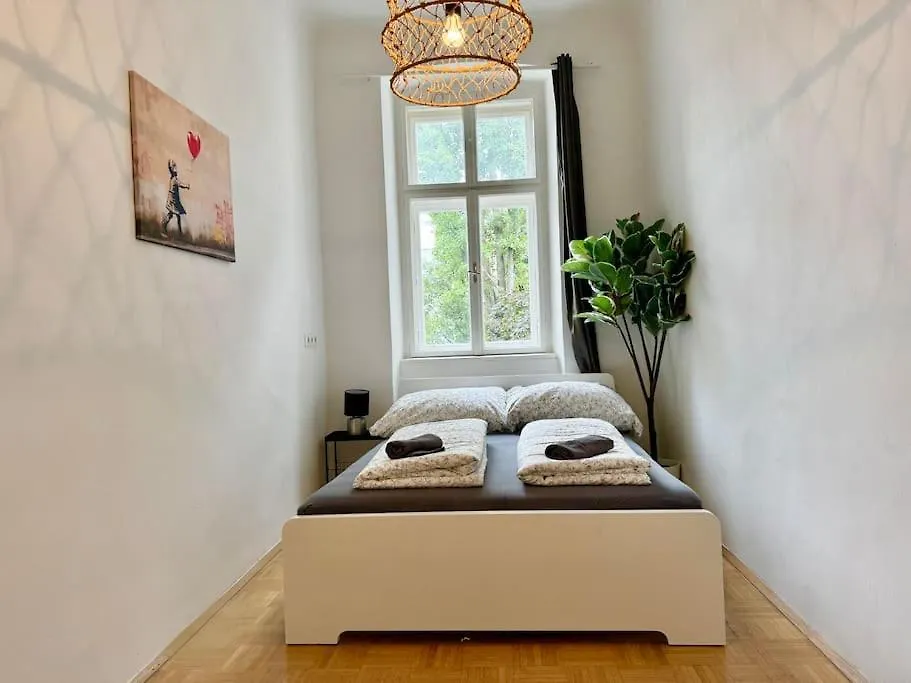 130 M2 Stylish 5 Bedroom Apartment Vienna 0*,  Austria
