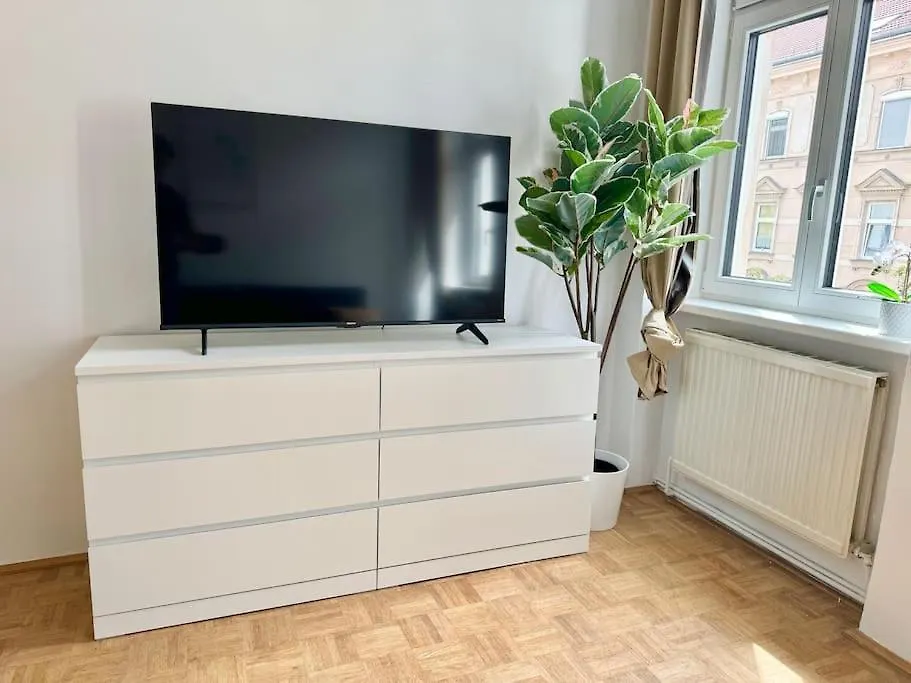 130 M2 Stylish 5 Bedroom Apartment Vienna 0*,  Austria