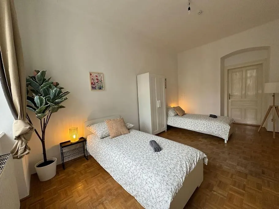 130 M2 Stylish 5 Bedroom Apartment Vienna 0*,