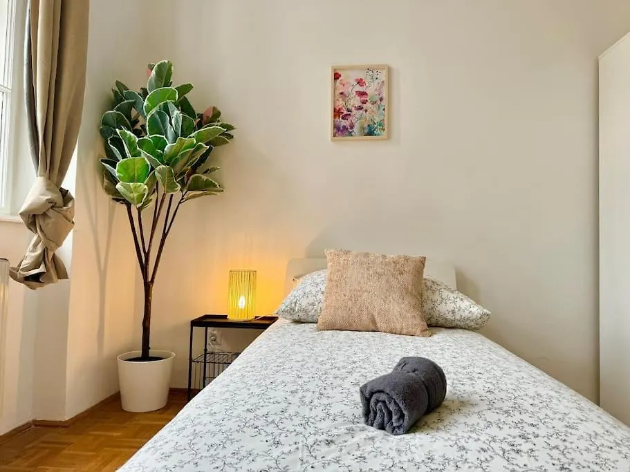130 M2 Stylish 5 Bedroom Apartment Vienna Austria