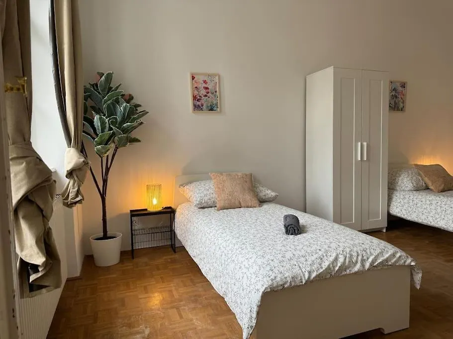 130 M2 Stylish 5 Bedroom Apartment Vienna 0*,  Austria