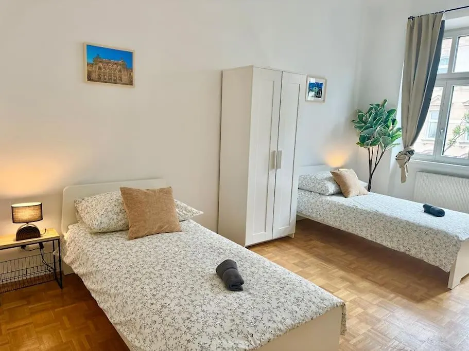 130 M2 Stylish 5 Bedroom Apartment Vienna Austria