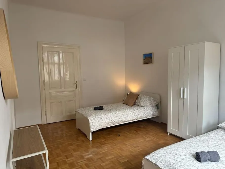130 M2 Stylish 5 Bedroom Apartment Vienna Austria
