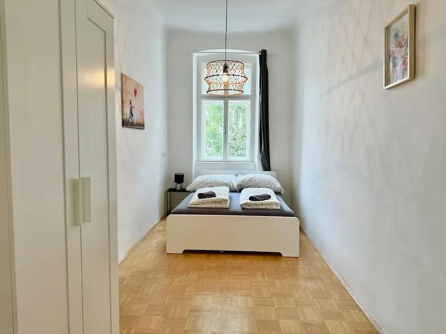 130 M2 Stylish 5 Bedroom Apartment Vienna