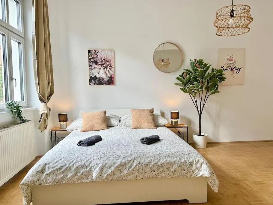 130 M2 Stylish 5 Bedroom Apartment Vienna Austria